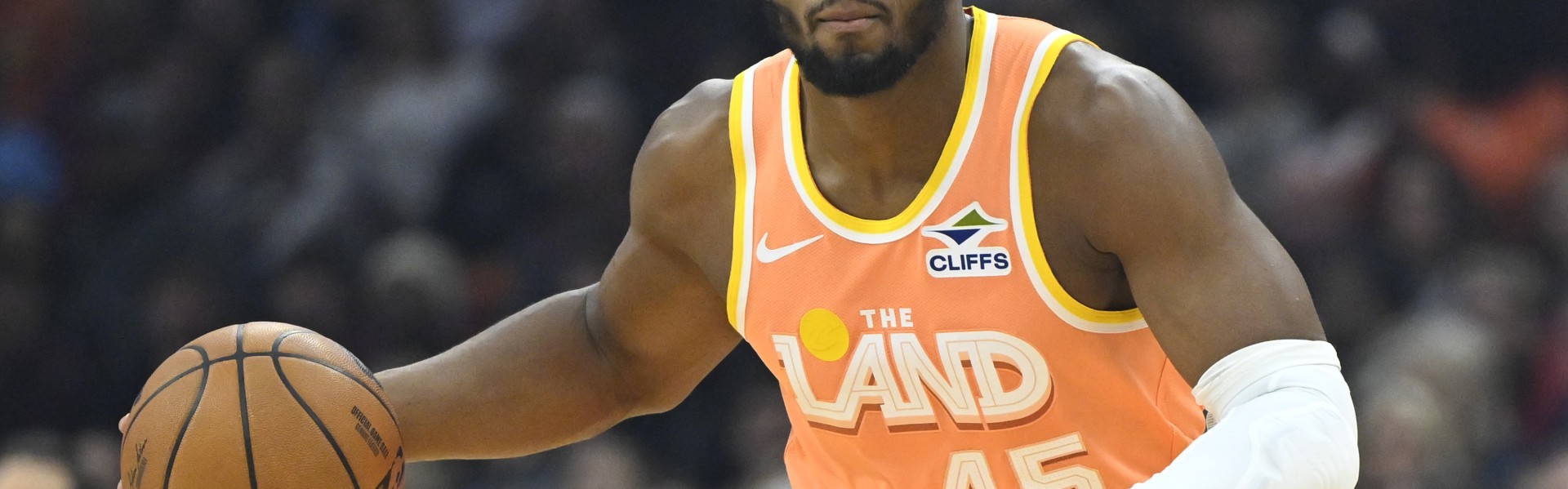 足球比分-没有你可咋办！米切尔半场11中9&amp;三分5中4砍下26分带队反超！