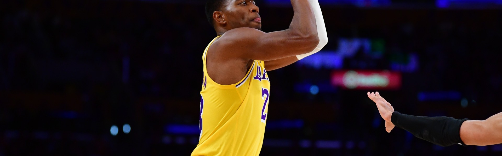 足球比分-八村塁：我们上次交手被骑士打爆了 今天成功限制了米切尔和哈登