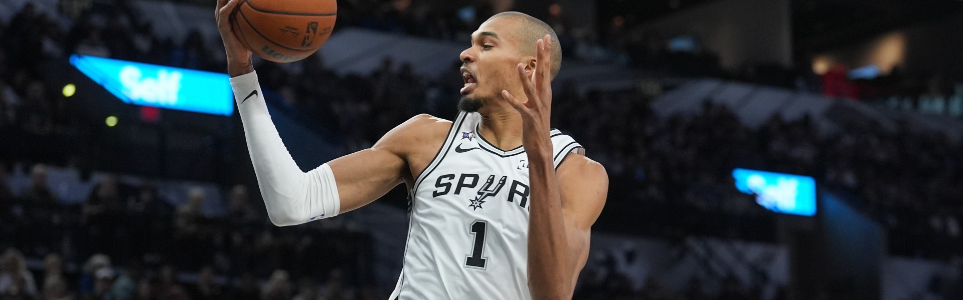 足球比分-统治级表现！文班亚马上半场16分钟9投7中&amp;三分6中5 轰下20分6板