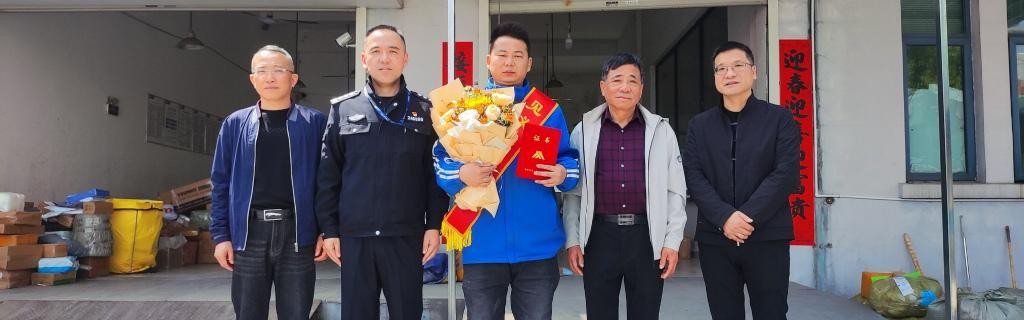 竞彩足球-见义勇为的快递小哥受邀看苏超：能来现场终于圆梦了